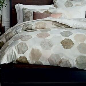 West Elm Geo Sateen F/ Queen 400 TC Organic Cotton mother of pearl buttons duvet